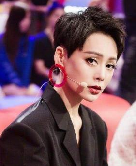 寧靜演員與寶藏小店的邂逅，小巷深處的表演與美食之旅