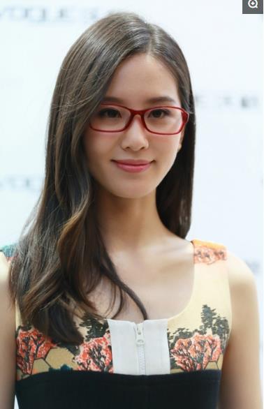 鏡頭背后的挑戰(zhàn)與人生的無限可能，近視明星的故事