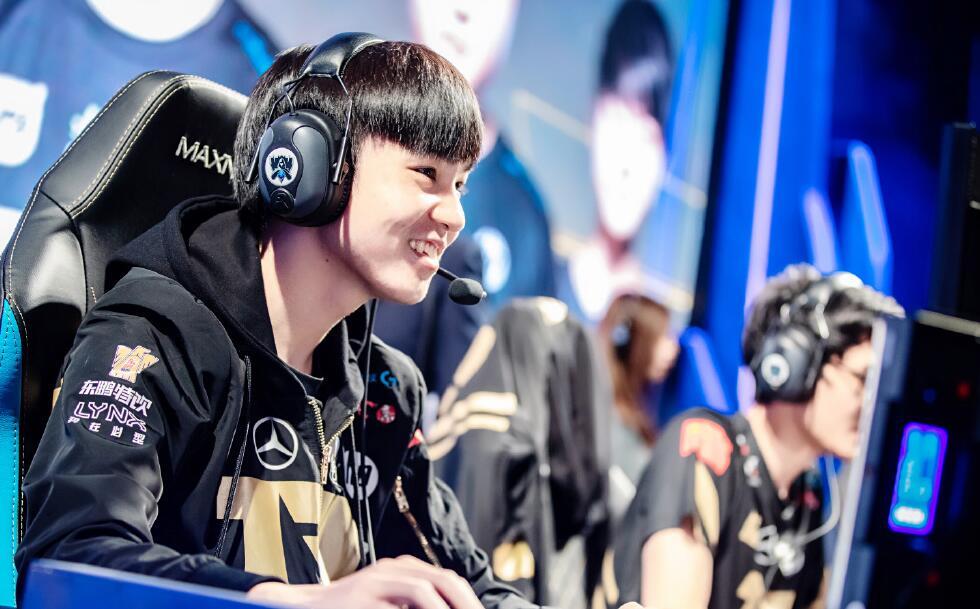 RNG最新比賽重塑電競體驗，科技與激情的碰撞。