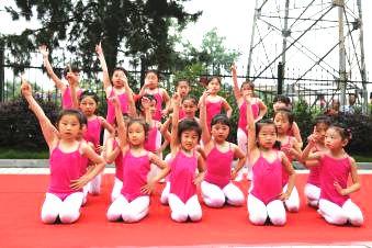 最新幼兒舞蹈展示，歡樂的自然美景探索之旅