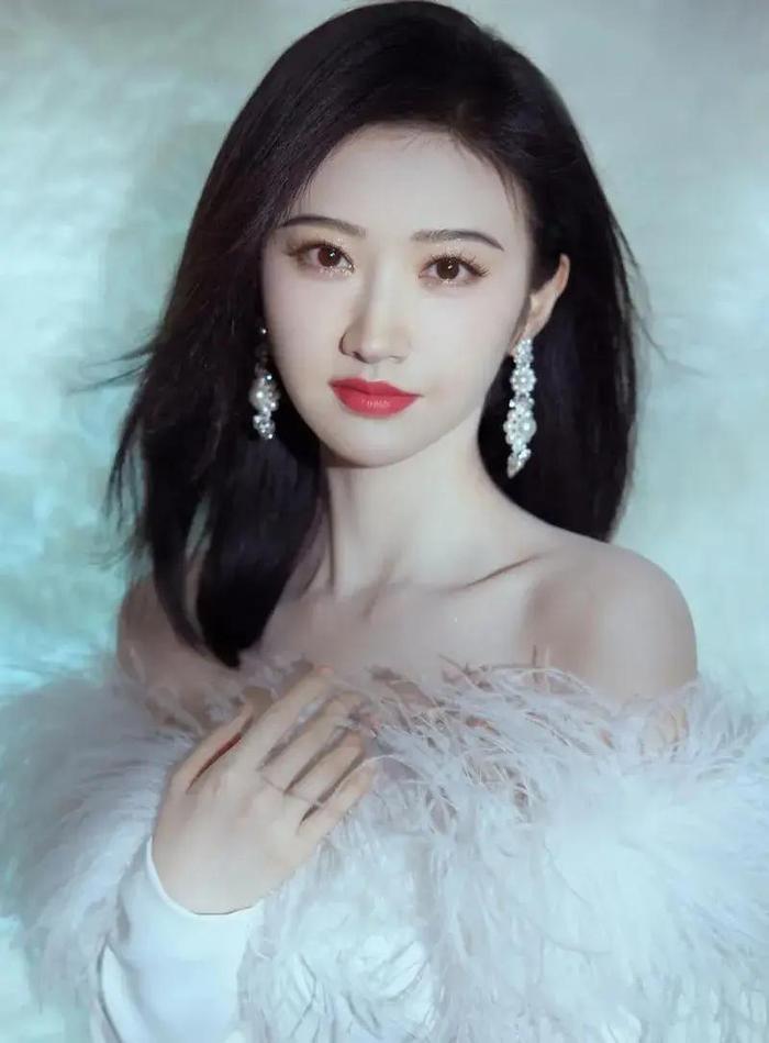 光環(huán)下的多元視角，漂亮女明星的璀璨人生