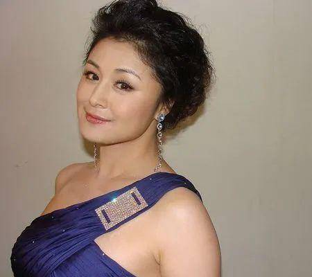 年輕小姨子的溫馨日常，愛與陪伴的動(dòng)人篇章