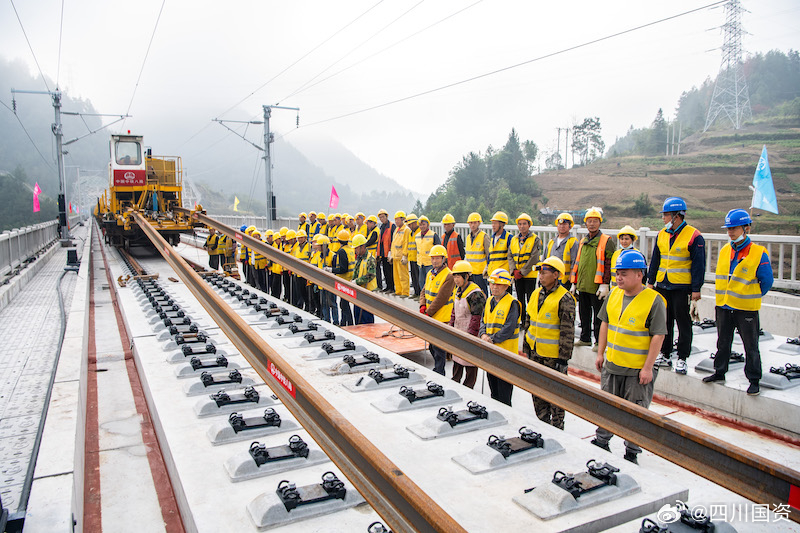 渝黔高鐵鋪設(shè)最新進(jìn)展與小巷獨(dú)特小店探秘