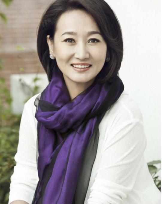 女演員的自信之旅，從模仿到原創(chuàng)的成就之路