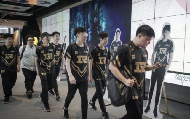 RNG昨日賽場風(fēng)采，熱血青春鑄就榮耀時(shí)刻的輝煌之戰(zhàn)