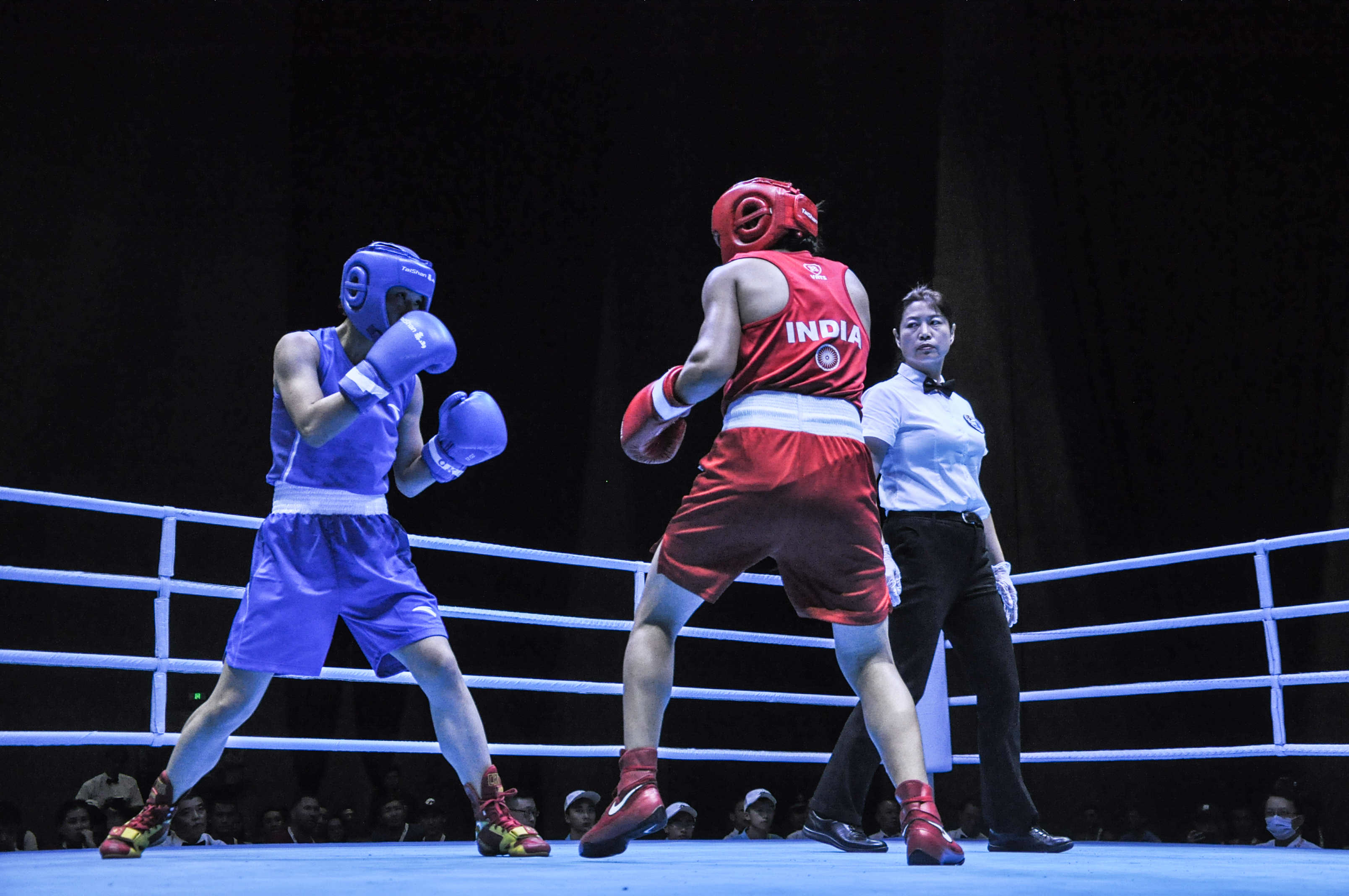 拳擊比賽的激烈對決與意外發(fā)現(xiàn)，多少回合揭曉勝負？