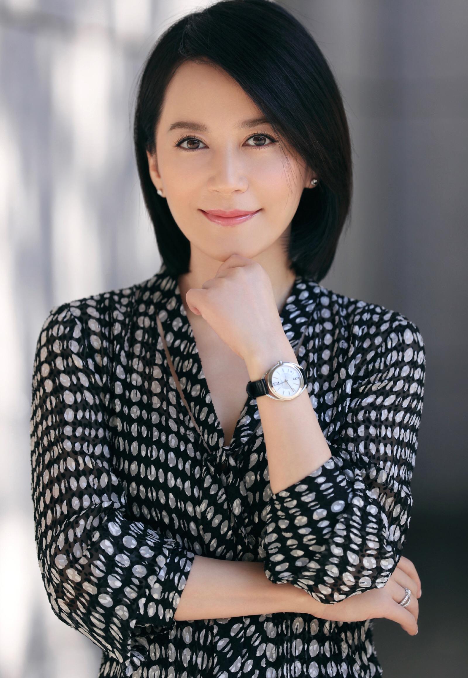 五十歲女星的自信魅力與成長之路，歲月賦予的智慧與成長的力量