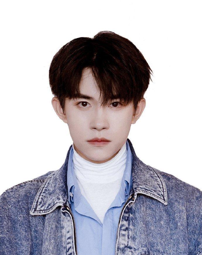 易烊千璽最新正裝形象照,易烊千璽最新正裝形象照，時(shí)尚魅力的多維度解讀