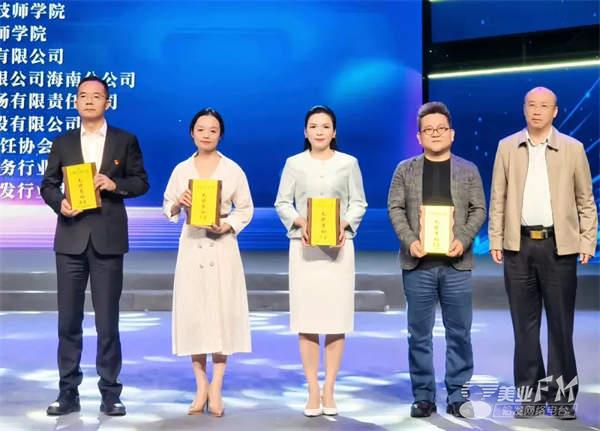 馮瑩2025最新動態(tài)，自然美景探索之旅，尋找內(nèi)心的平和與喜悅