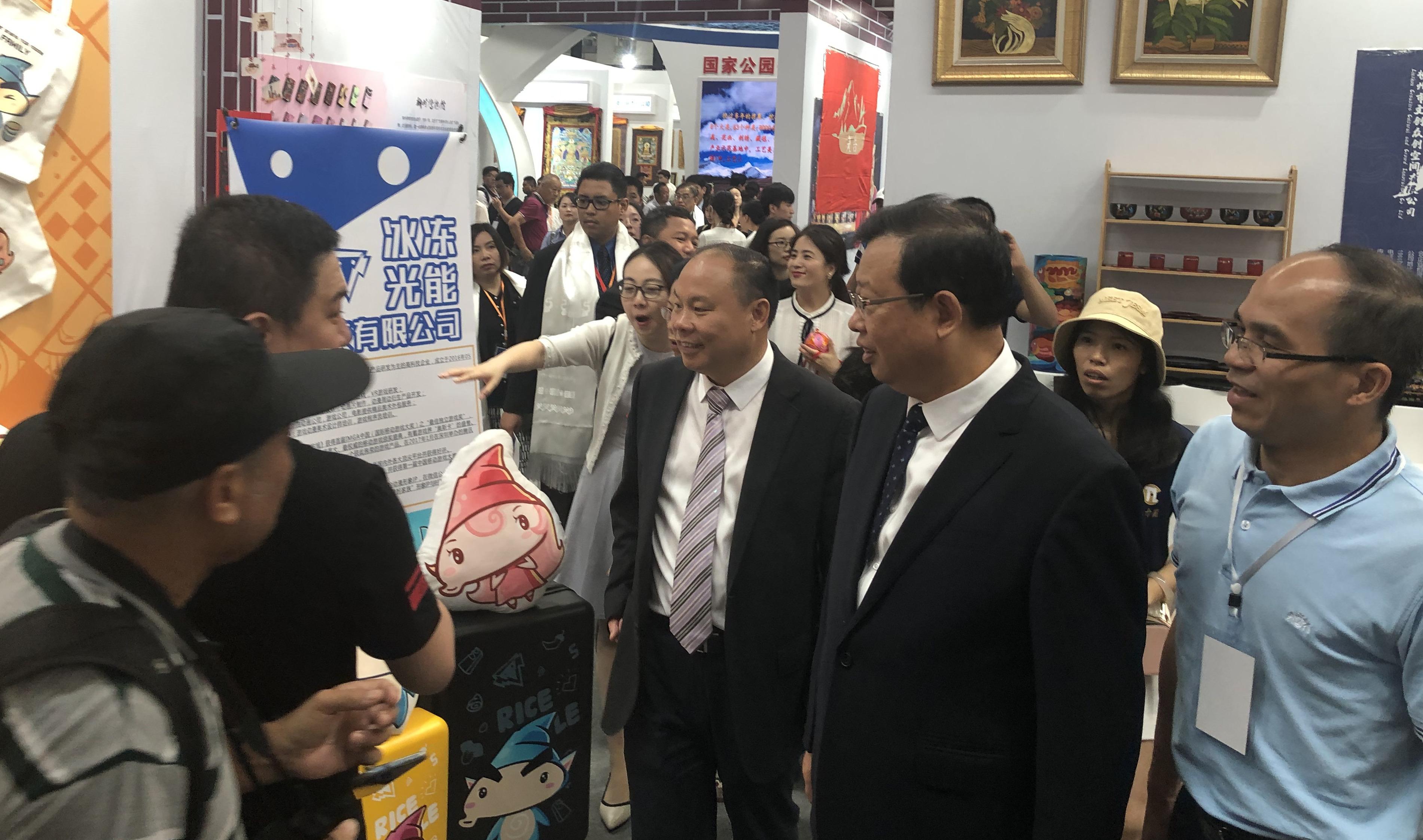 光影交織的夢(mèng)幻盛宴，游戲動(dòng)漫展盛況展示