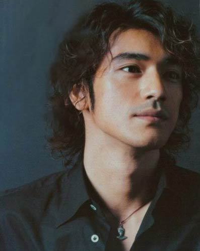 外國明星帥哥，變化、自信與成就的力量之旅