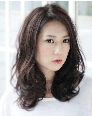 中長發(fā)女明星，展現(xiàn)變化、學(xué)習(xí)與自信的力量之美