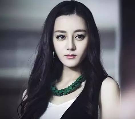 黑女明星與小巷特色小店的魅力之旅