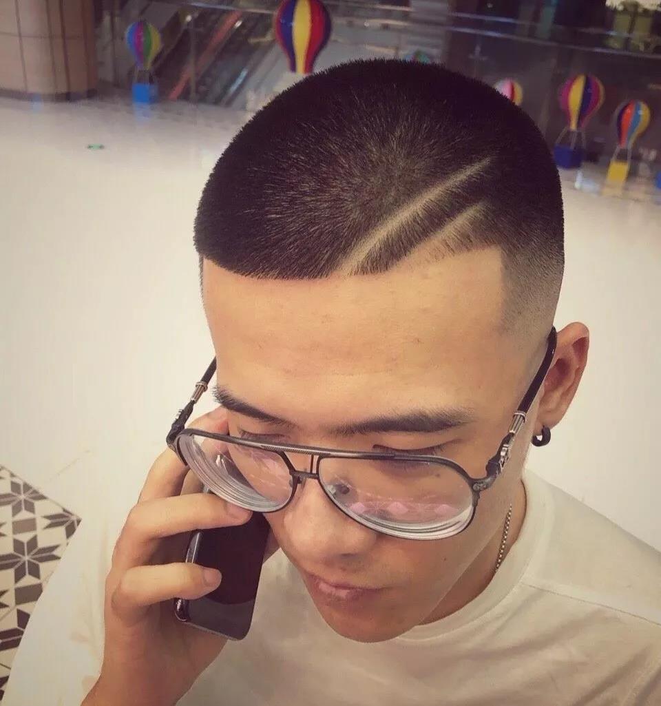 男生時尚發(fā)型推薦，小巷深處的獨特魅力風(fēng)采