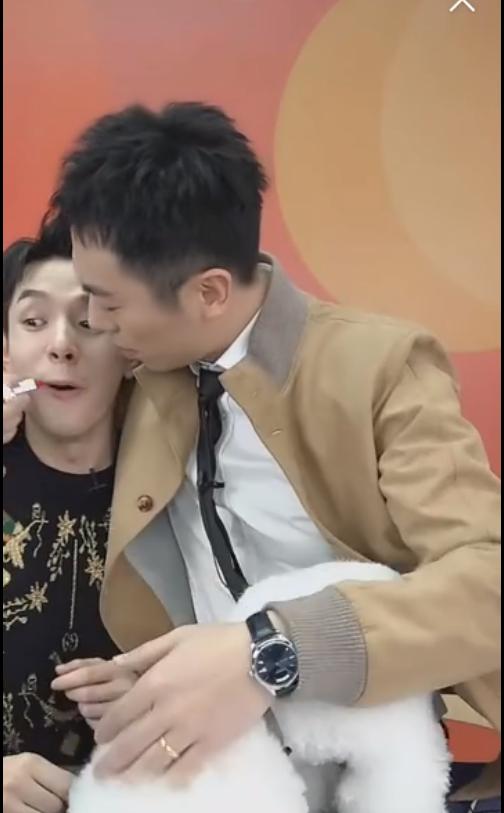 男演員直播日常，鏡頭下的歡樂(lè)與陪伴時(shí)光