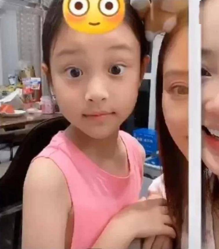 甜馨最新動(dòng)態(tài)，成長(zhǎng)、發(fā)展與科技影響下的成長(zhǎng)軌跡