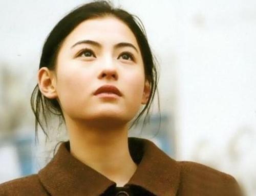 張柏芝最新寫真亮相，時(shí)代印記與影壇地位的展現(xiàn)風(fēng)采