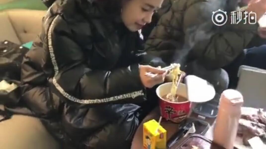明星吃泡面，一碗面的日常與友情故事