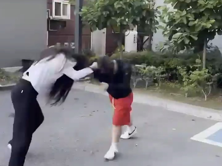 女生打架熱血瞬間大放送，不容錯過的更新！