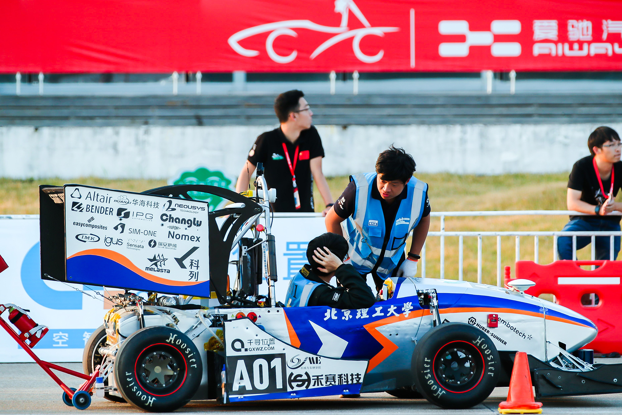 少年賽車比賽，速度與激情的較量之戰(zhàn)