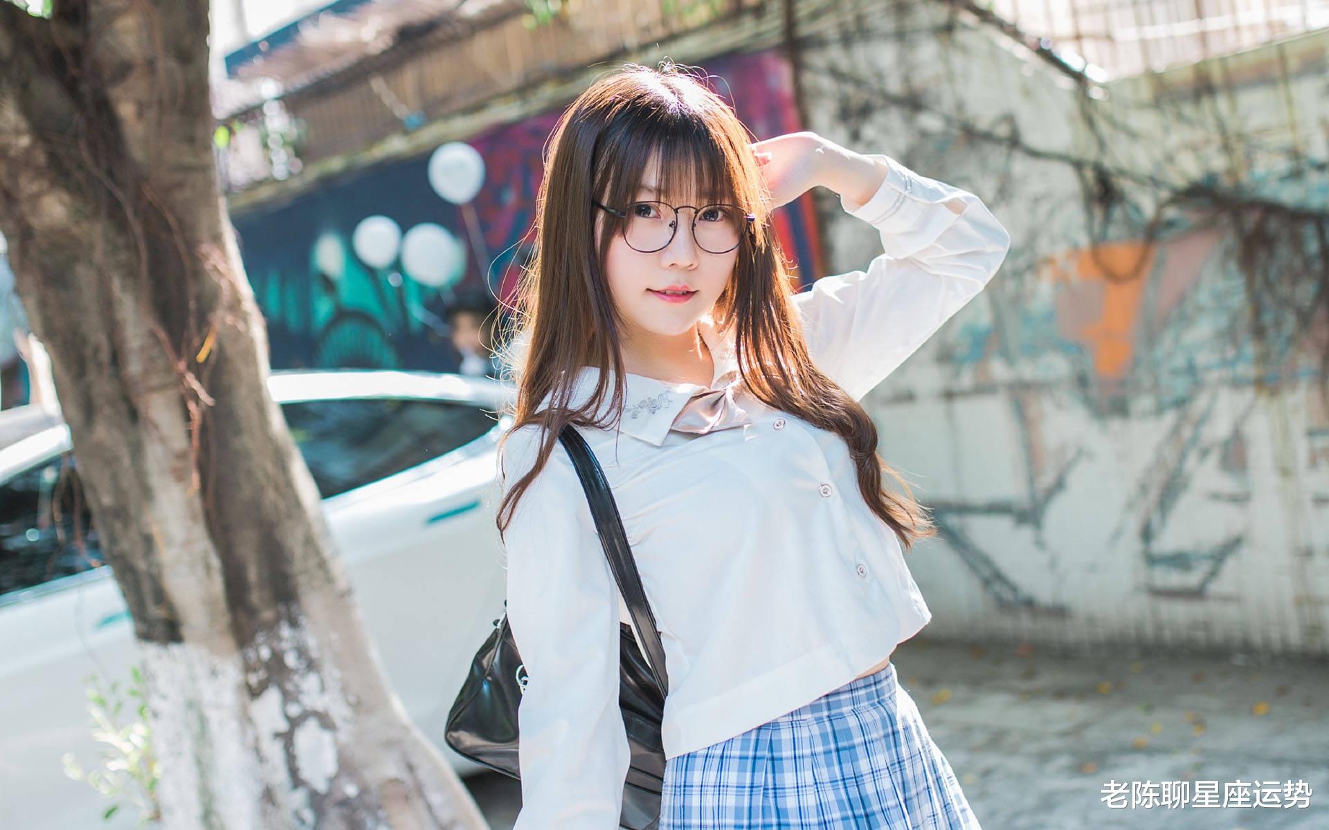 偶遇校園美女，甜蜜戀愛與自然美景的雙重篇章