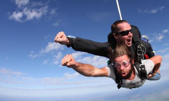 最新極限運動挑戰(zhàn)，勇敢的心與友情的紐帶展現(xiàn)驚人魄力