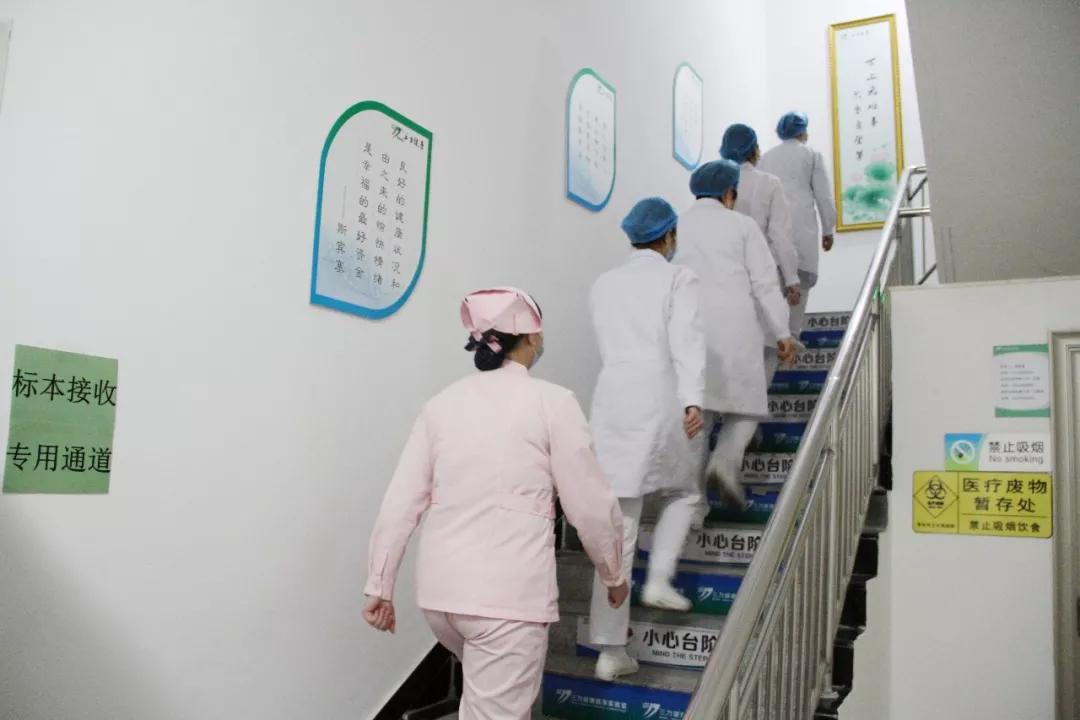 最新冠形病毒，小巷深處的獨(dú)特邂逅