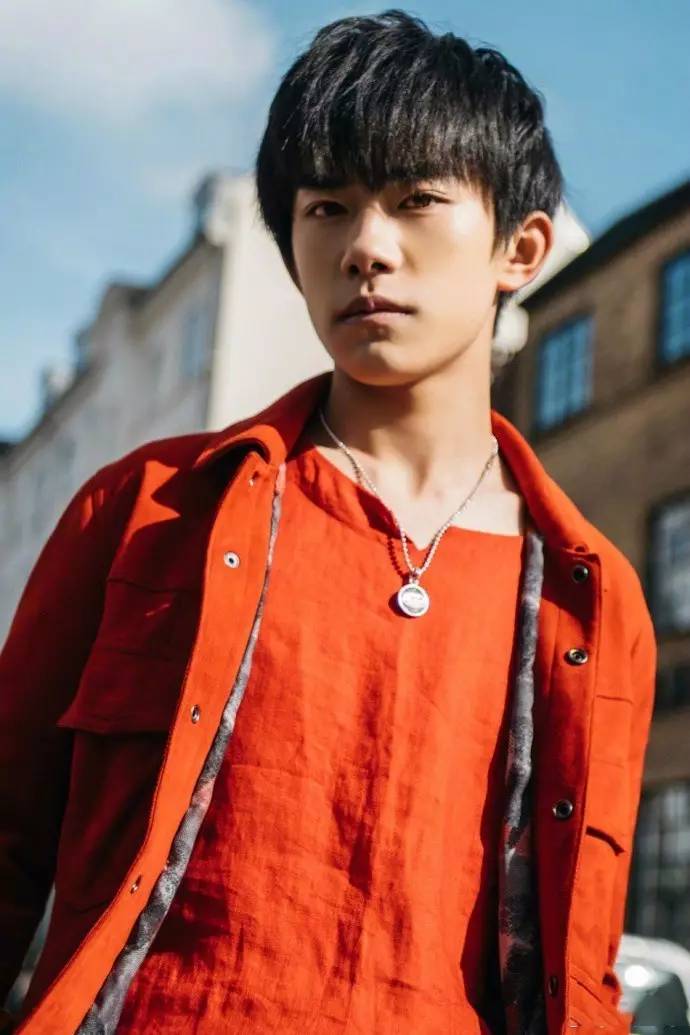 易烊千璽北京街拍，時(shí)代風(fēng)尚的標(biāo)桿