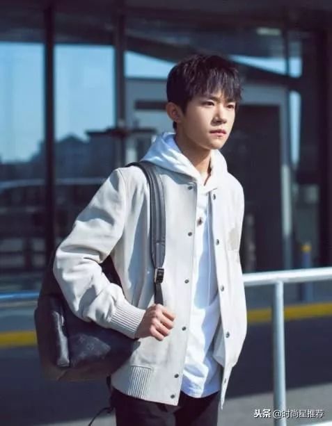 易烊千璽2025最新街拍，小巷深處的時尚魅力