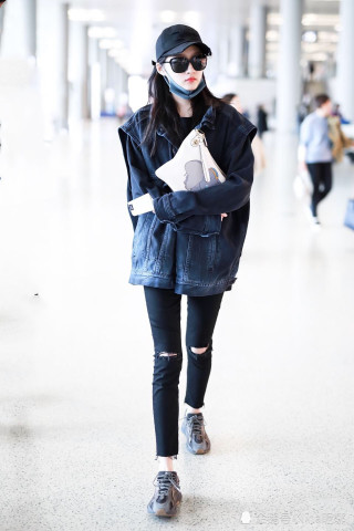 關(guān)曉彤機(jī)場新照，力量與自信的綻放之美