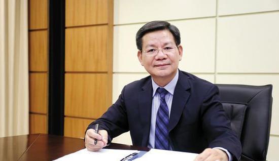 何學(xué)文探尋自然寶藏與內(nèi)心寧靜的新旅程，最新動(dòng)態(tài)揭秘爭官傳聞